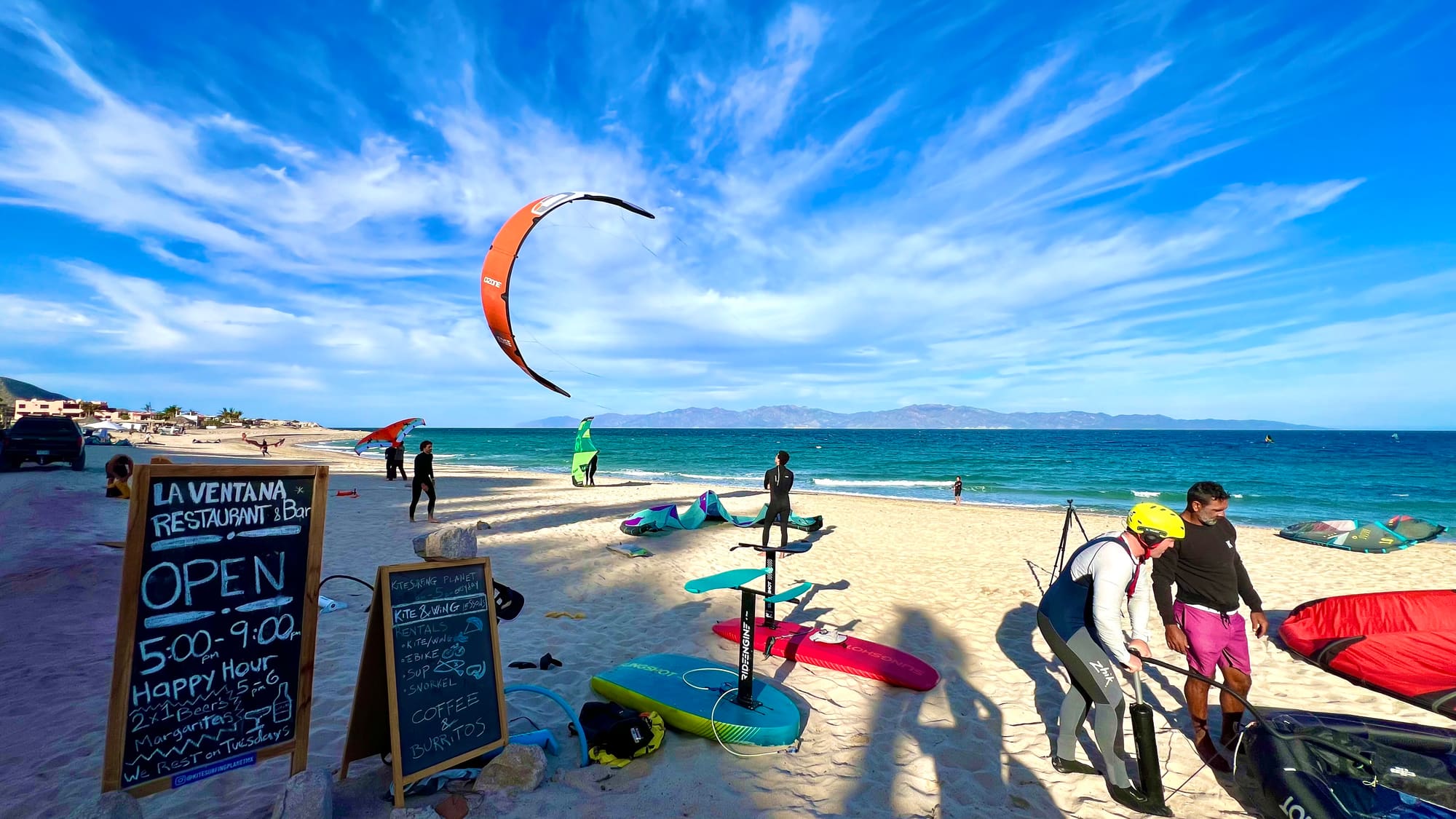 Vista de la bahía de La Ventana con kites volando